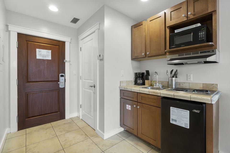 3-web-or-mls-15100-front-beach-rd-513