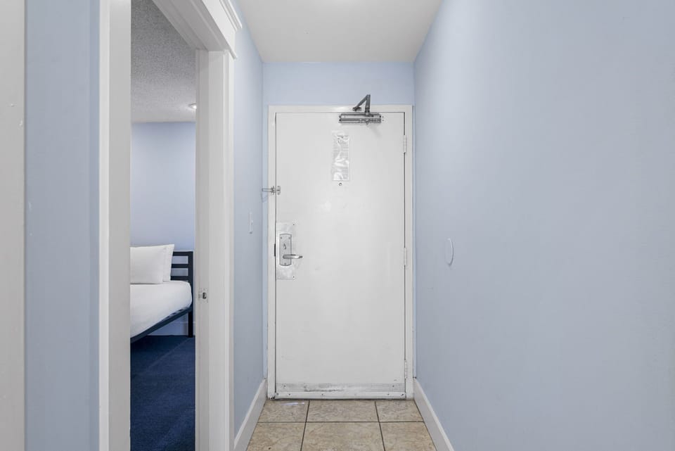 2-web-or-mls-15285-front-beach-rd-702