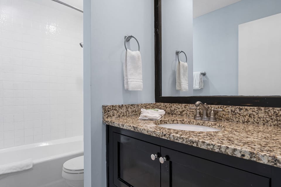 10-web-or-mls-15285-front-beach-rd-702
