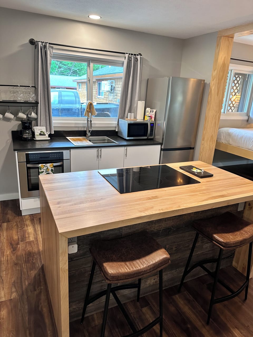 Club Studio | Private kitchen | Microwave, coffee/tea maker, eco-friendly cleaning products, freezer