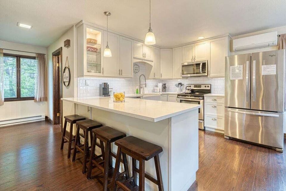 Remodeled kitchen w/ 4 barstools at counter