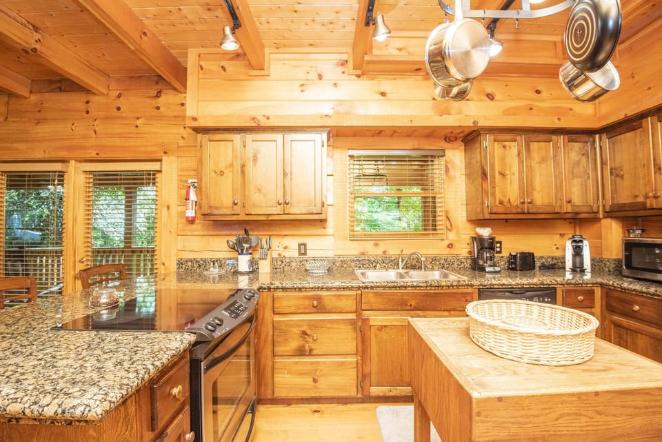 Well-equipped kitchen: coffee maker, microwave, dishwasher, blender