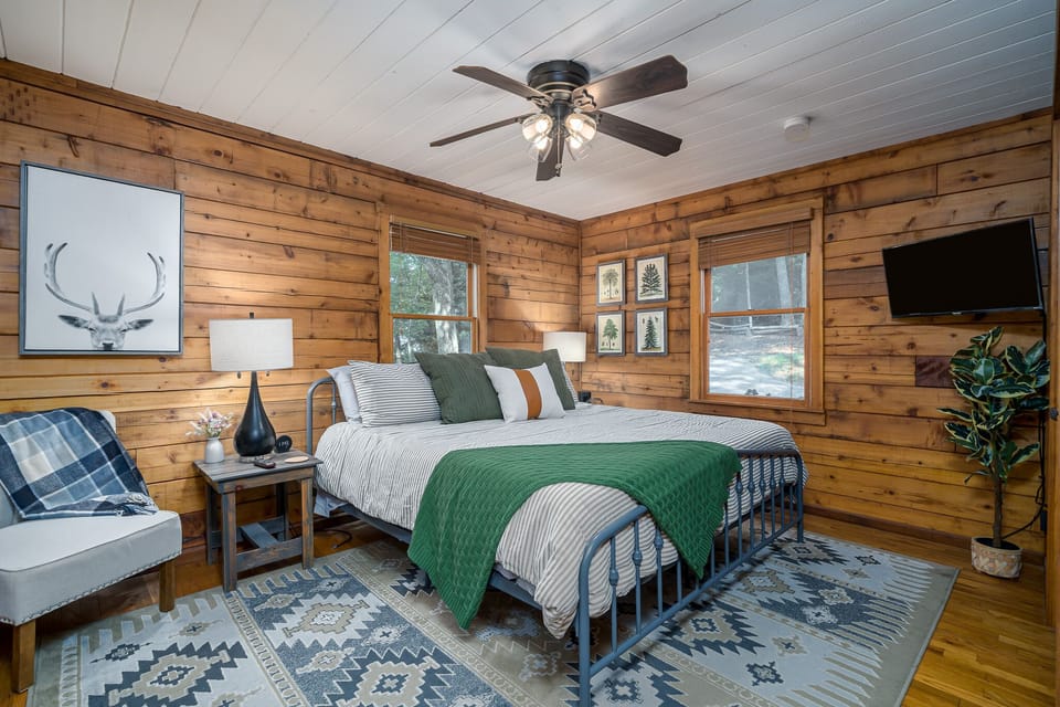 Upper level king bedroom. Comfy mattress and pillows for a great night’s sleep.