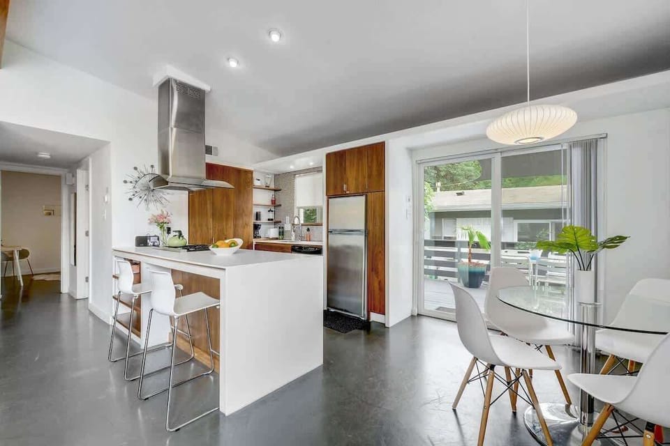 Open kitchen-dining room