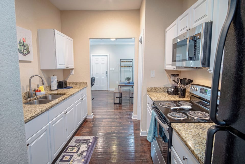 Apartment (2 Bedrooms) | Private kitchen | Microwave, oven, stovetop, cookware/dishes/utensils