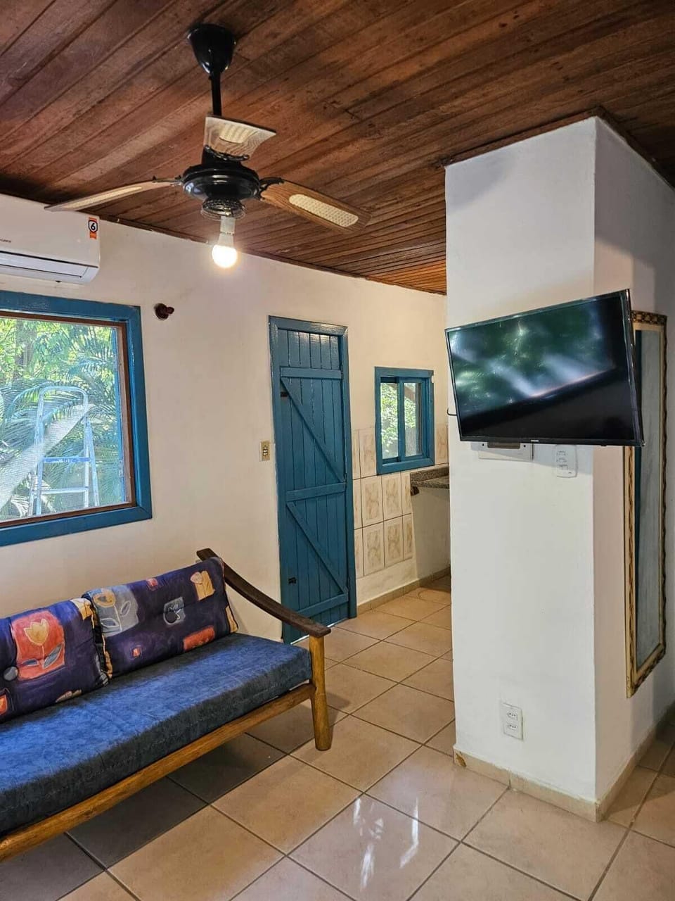 Economy Apartment | Living area | 32-inch flat-screen TV with satellite channels, TV