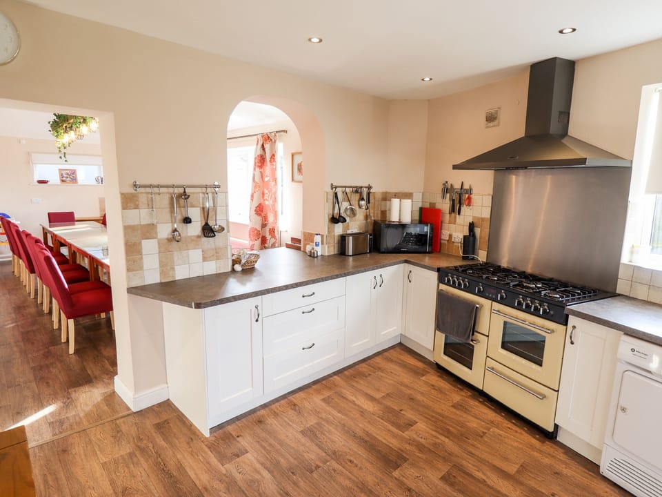 Cottage | Private kitchen | Fridge, microwave, dishwasher, electric kettle