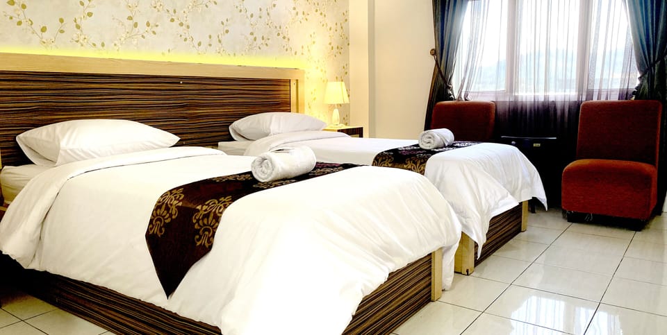 Junior Room, 2 Twin Beds | Desk, WiFi (free)