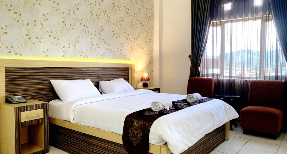 Junior Room, 1 King Bed | Desk, WiFi (free)