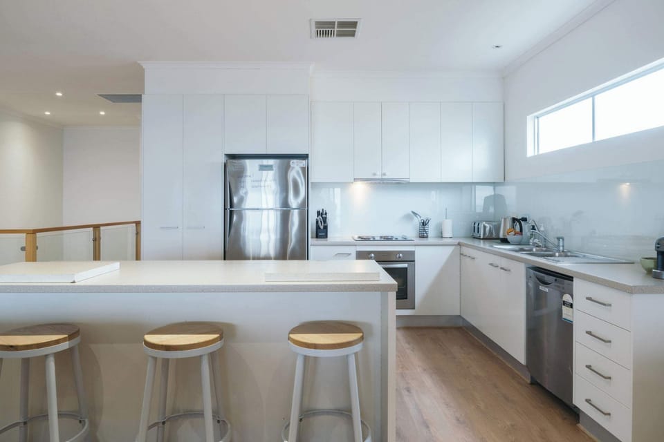 Fully Equipped Kitchen and Breakfast Bar