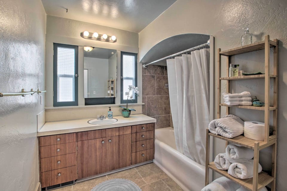 Full Bathroom | Complimentary Toiletries | 1st Floor
