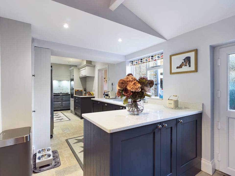 Cottage | Private kitchen | Fridge, electric kettle, toaster, cookware/dishes/utensils