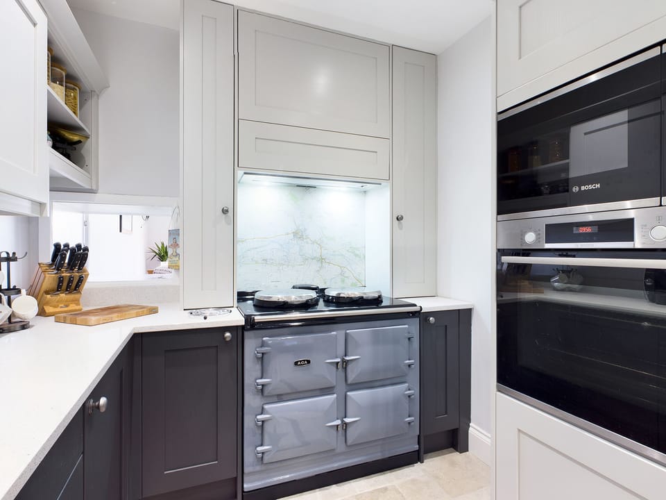 Cottage | Private kitchen | Fridge, electric kettle, toaster, cookware/dishes/utensils