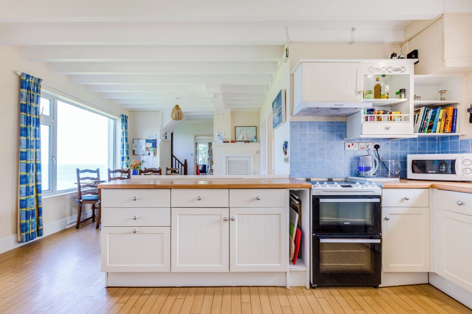 Cottage | Private kitchen | Dishwasher, cookware/dishes/utensils