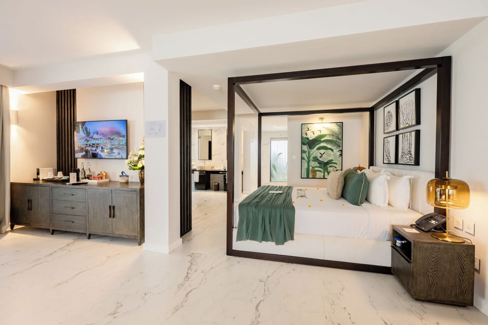 Senior Suite, Jetted Tub | Premium bedding, minibar, in-room safe, desk