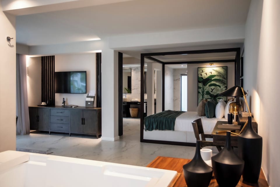 Senior Suite, Jetted Tub | Premium bedding, minibar, in-room safe, desk