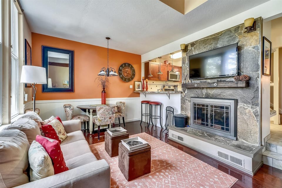 main level-living room-blazar_220505_0749