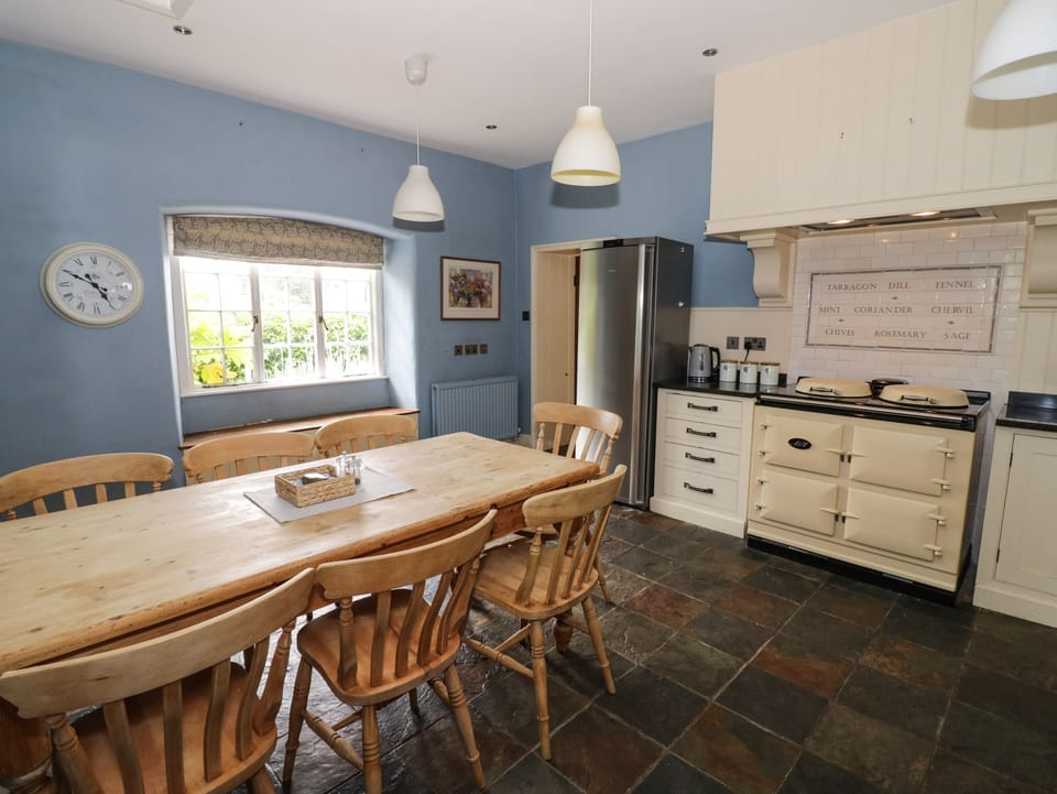 Cottage | Private kitchen | Fridge, microwave, dishwasher, cookware/dishes/utensils
