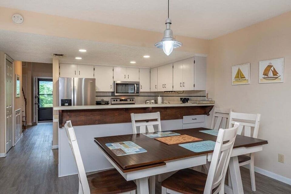 Kitchen and dining area suited for 4-6!