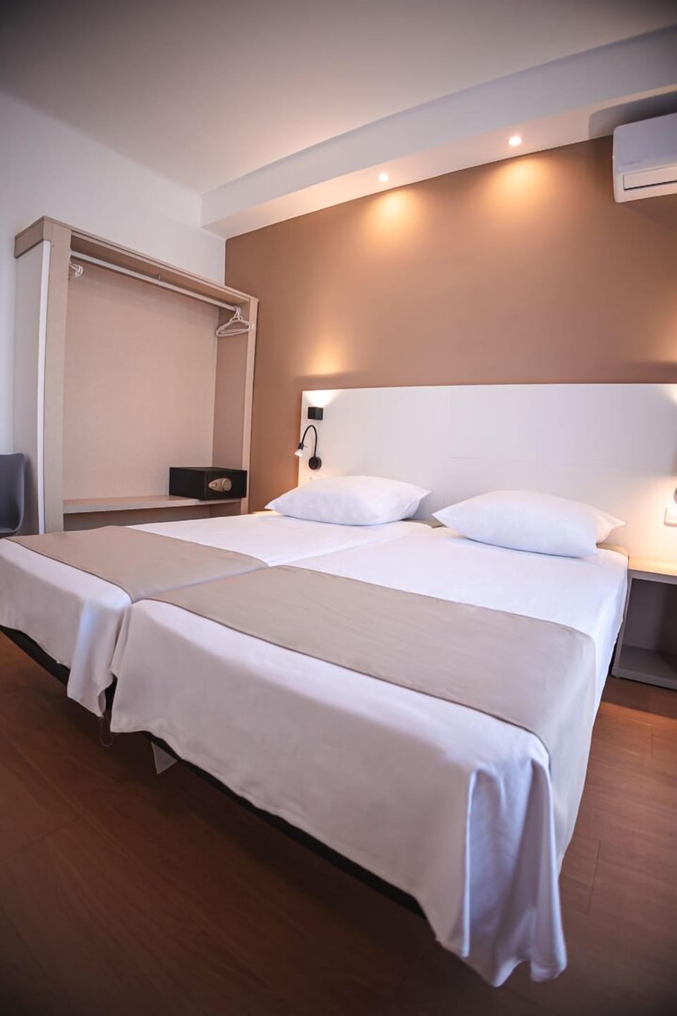Economy Room | Down comforters, in-room safe, blackout drapes, free WiFi