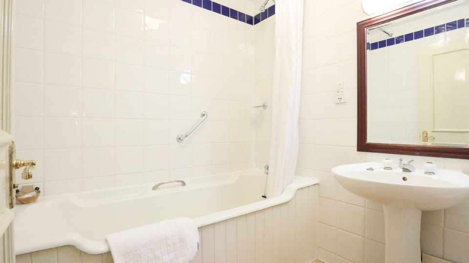 Combined shower/tub, free toiletries, hair dryer, towels