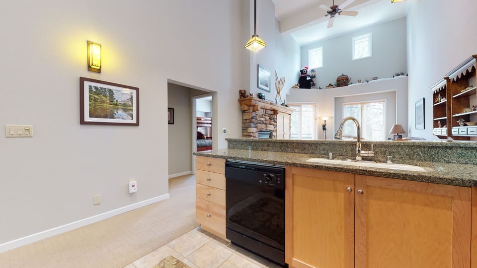 Condo, 3 Bedrooms | Private kitchen | Coffee/tea maker, fridge, oven, toaster
