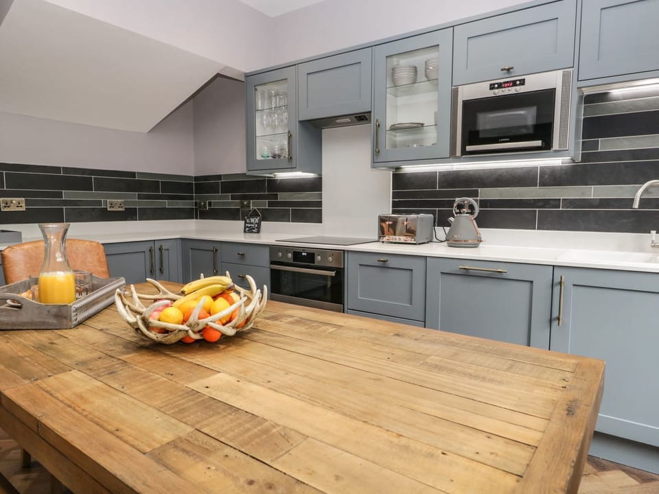 Cottage | Private kitchen | Fridge, dishwasher, electric kettle, toaster