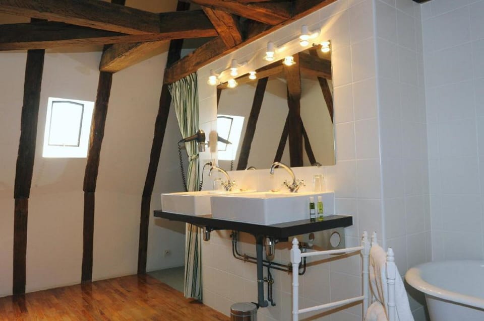 Standard Apartment, 1 Bedroom | Bathroom | Free toiletries, hair dryer, towels