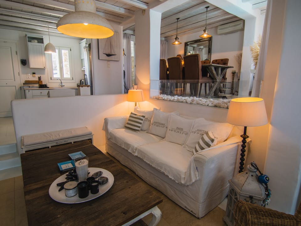 Living Room with Pool access& view, A/C and Smart TV