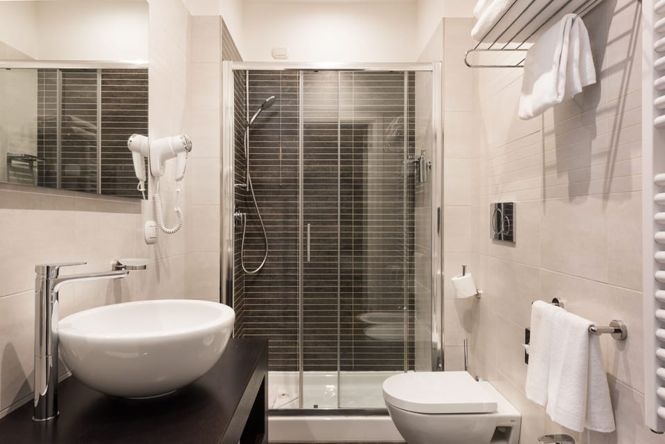 Deluxe Double or Twin Room, Non Smoking | Bathroom | Shower, hair dryer, slippers, bidet