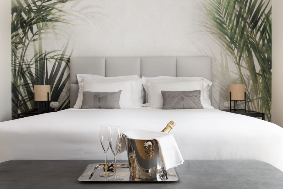 Deluxe Suite | Premium bedding, down comforters, minibar, in-room safe