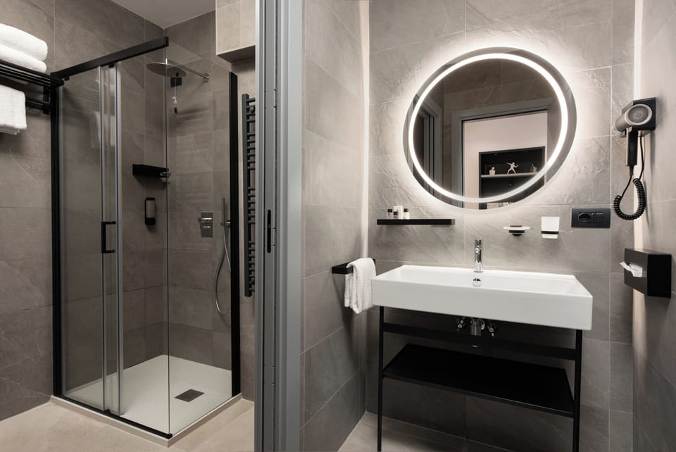 Open Suite Deluxe | Bathroom | Shower, hair dryer, slippers, bidet
