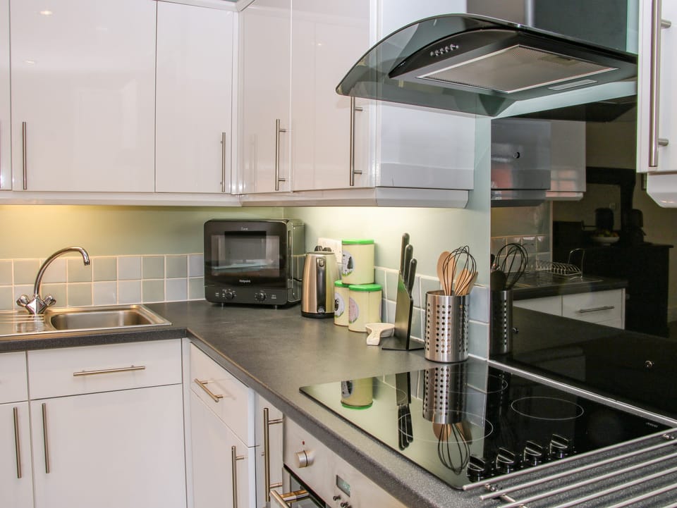 Cottage | Private kitchen | Fridge, electric kettle, cookware/dishes/utensils