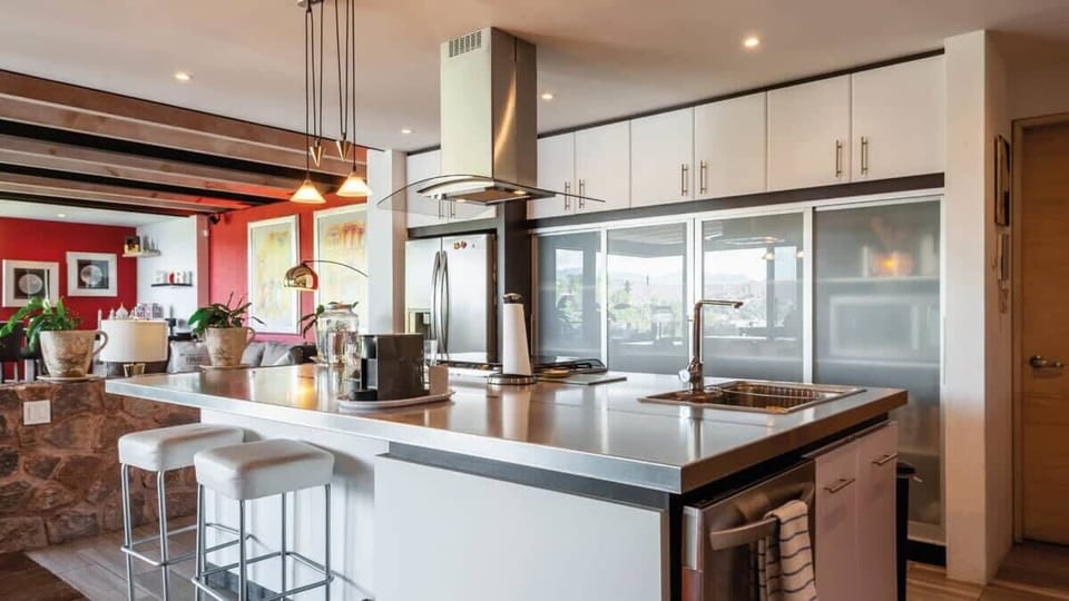 No necesitas llevar o comprar nada extra para usar la cocina.