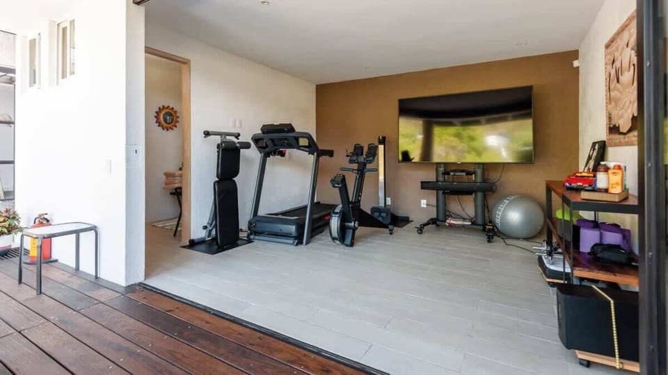 Tienes un espacio de gym con aparatos básicos.