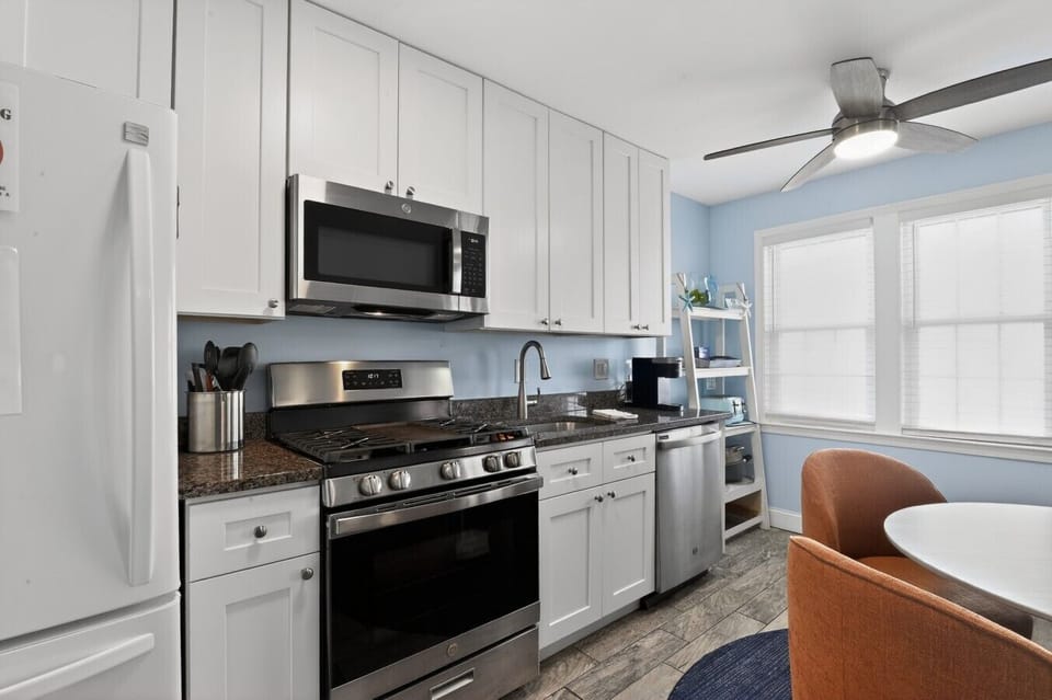 223_10th_St_N-Kitchen-_008