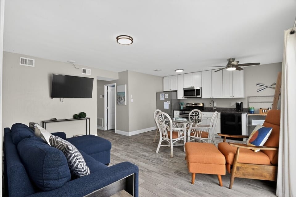 223_10th_St_N-Living_room-_002