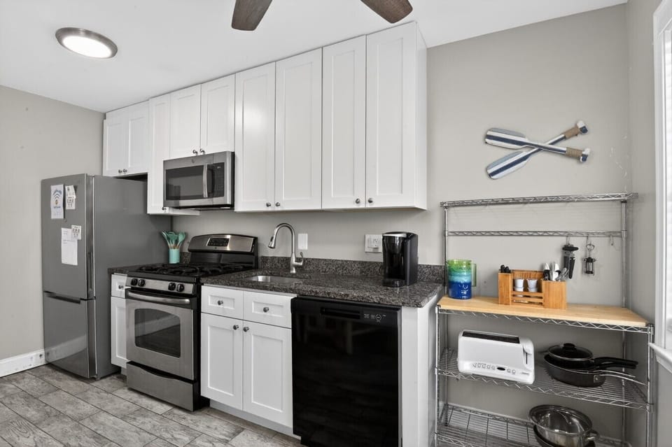 223_10th_St_N-Kitchen-_004