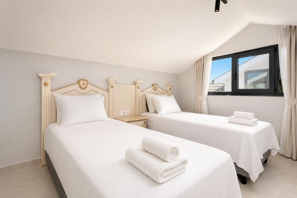 Twin bedroom with en suite bathroom and A/C