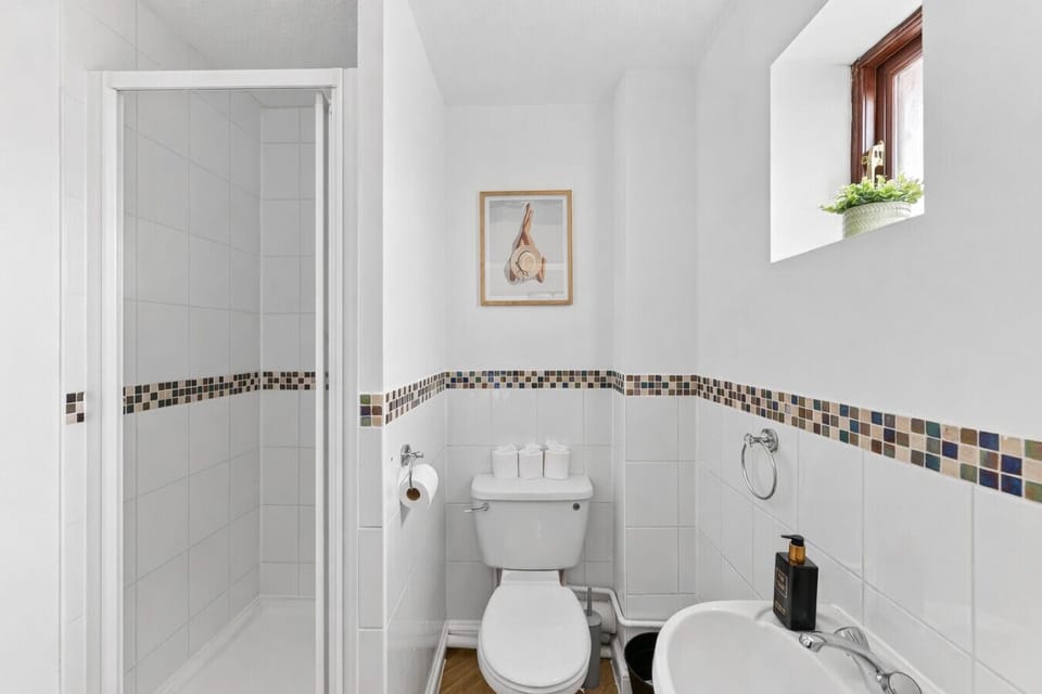 En-suite bathroom to bedroom 1 with complimentary toiletries provided.