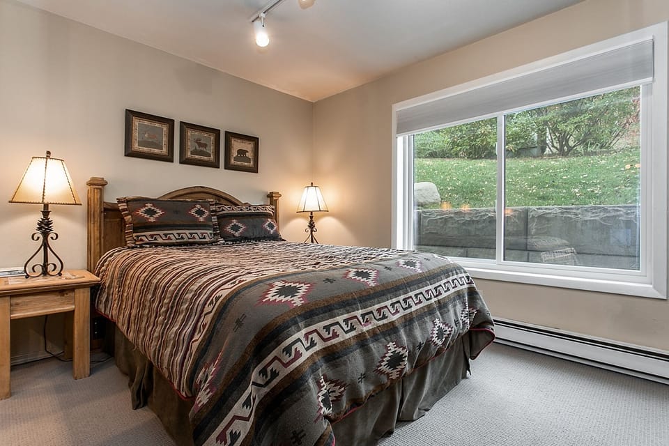Seasons Four Condo T-171 | WiFi (free), bed sheets