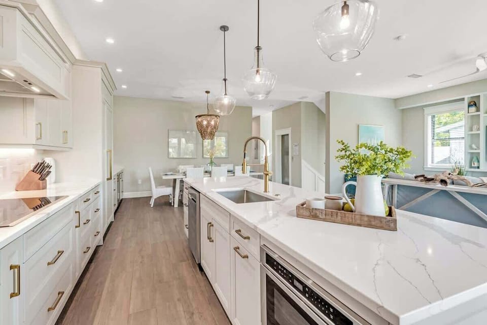 Fully Stocked Kitchen w/ Stainless Steel Appliances and Cooktop