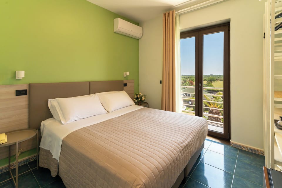 Standard Room | In-room safe, desk, laptop workspace, blackout drapes