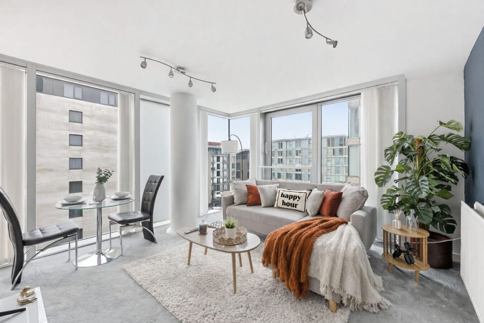 Unwind in the inviting living area, complete with plush seating and a 50” smart TV with Netflix included, ideal for relaxed evenings and lazy nights in.
