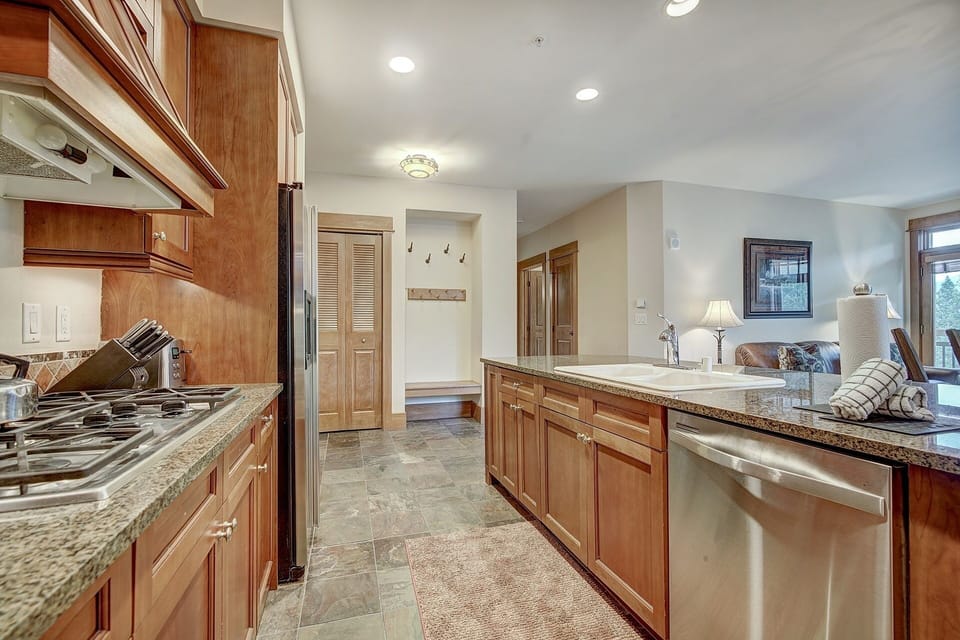 Flooring, Room, Indoors, Floor, Kitchen