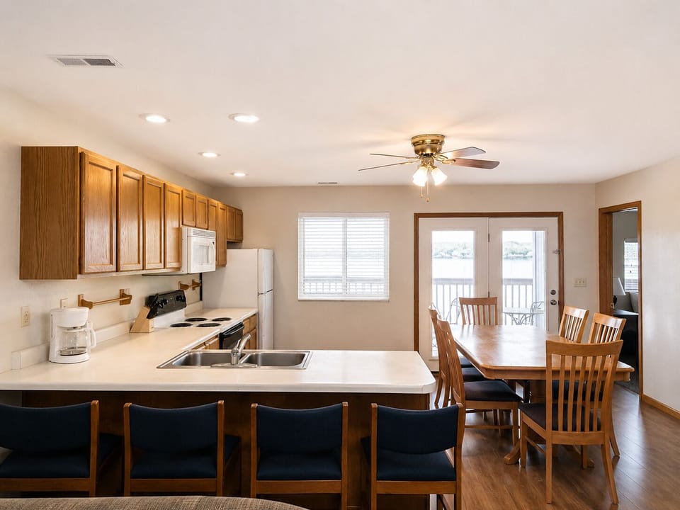 Deluxe Condo, 4 Bedrooms, Kitchen, Lake View | In-room dining