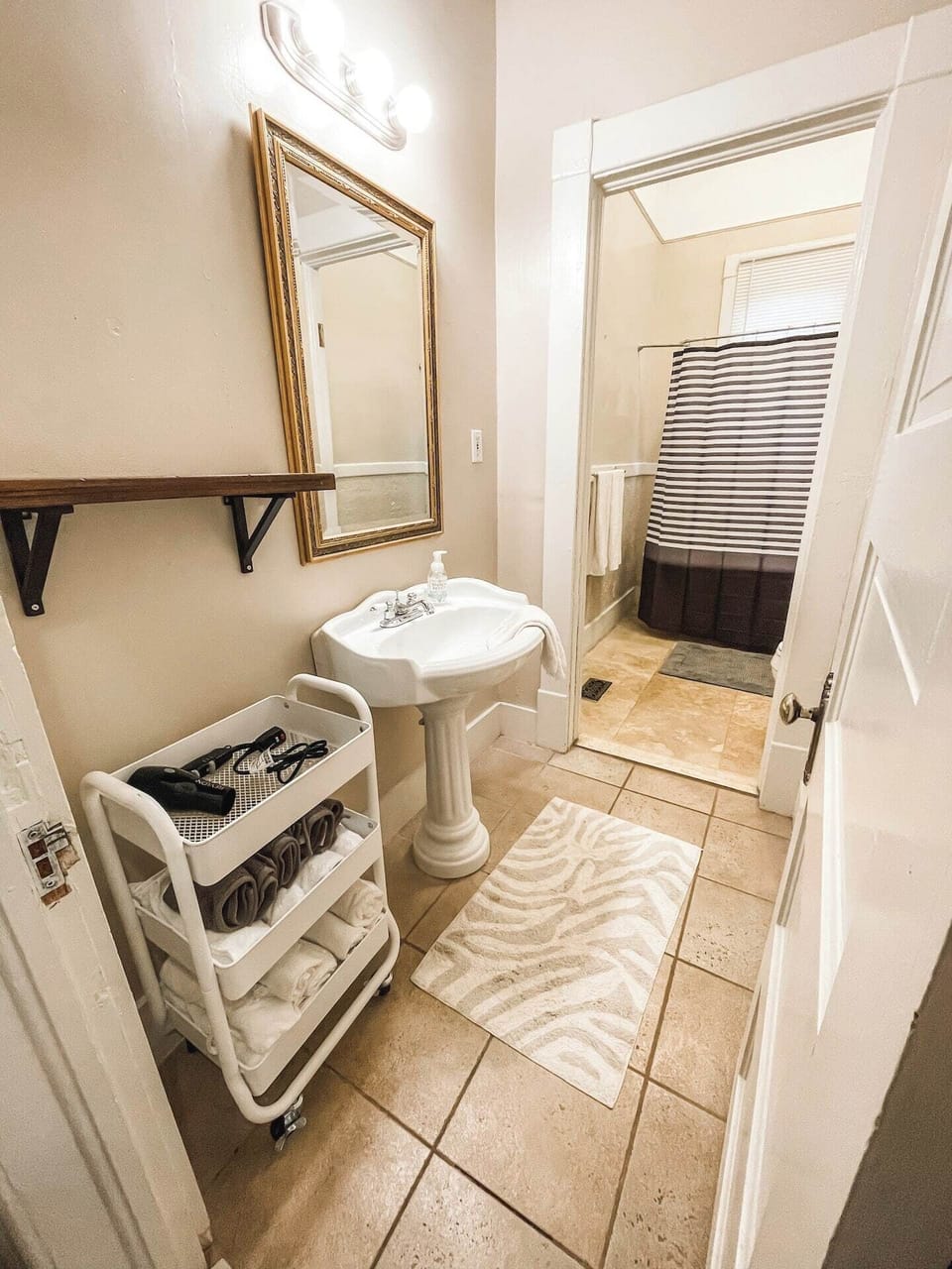 A bath/shower combo for you in this hallway bathroom