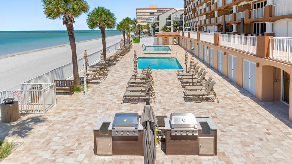 Pool/Grill Area