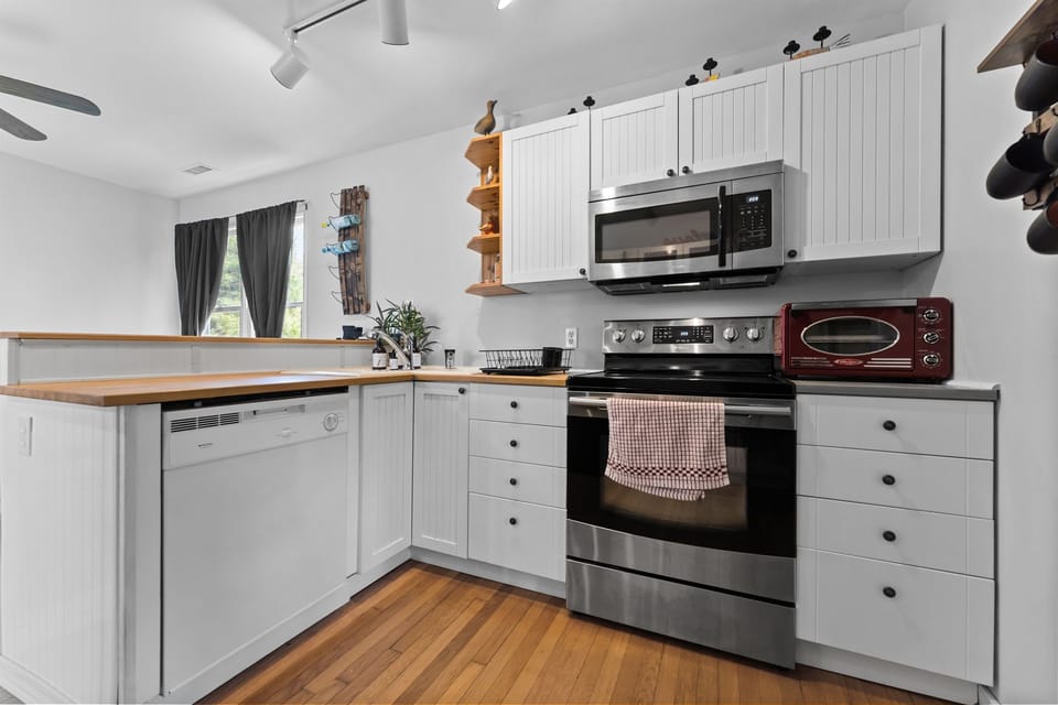 Fully equipped kitchen.