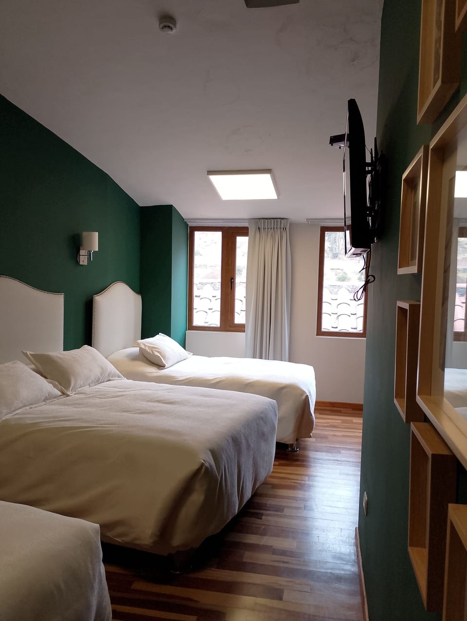 HABITACION TRIPLE | Premium bedding, down comforters, in-room safe, soundproofing
